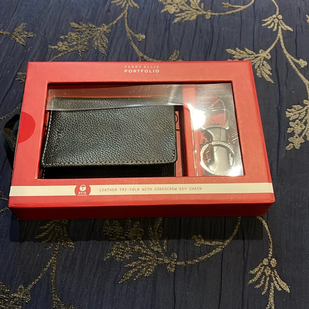 Perry Ellis leather wallet and key chain gift set New in box Men’s black trifold